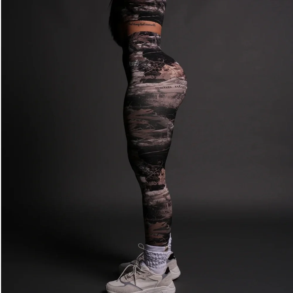 OUR PASSION "EVERSON SEAMLESS" SCRUNCH LEGGINGS IN DARC BROWN WOODLAND CAMO - Picture 12 of 12